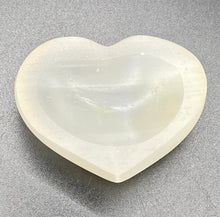 Cargar imagen en el visor de la galería, Satin Spar Mini Heart Bowls