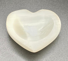 Cargar imagen en el visor de la galería, Satin Spar Mini Heart Bowls