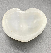 Cargar imagen en el visor de la galería, Satin Spar Mini Heart Bowls
