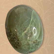 Cargar imagen en el visor de la galería, Garnierite Palm Stones