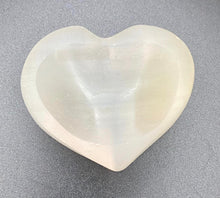 Cargar imagen en el visor de la galería, Satin Spar Mini Heart Bowls

