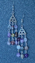 Lade das Bild in den Galerie-Viewer, Triquetra and Stone Dangle Earrings

