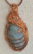Cargar imagen en el visor de la galería, Grey Labradorite in Copper Pendant
